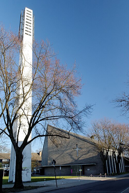 Petruskirche_in_Duesseldorf-Unterrath,_von_Nordwesten