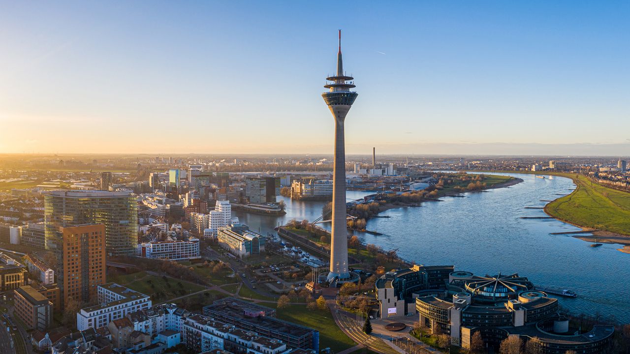 Düsseldorf am Rhein mit Rheinturm