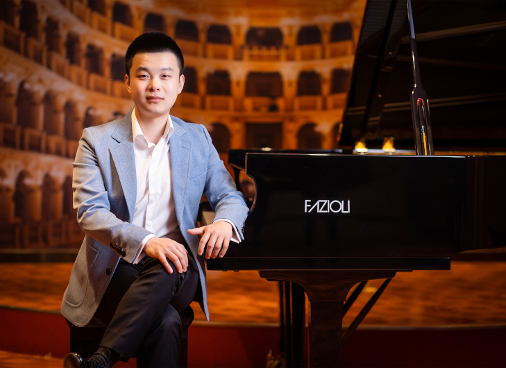 Porträtfoto von Yaozong Song am Klavier
